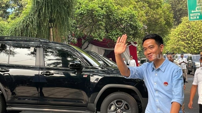 Bakal calon wakil presiden (cawapres) Gibran Rakabuming Raka akhirnya menyambangi kediaman bakal calon presiden (capres) Prabowo Subianto di Jalan Kertanegara, Jakarta Selatan, Rabu (25/10/2023). (Suara.com/Novian)