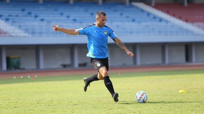 Penyerang Aleksandar Rakic saat masih membela PSIM Yogyakarta. (Instagram/@rakic_a.9)