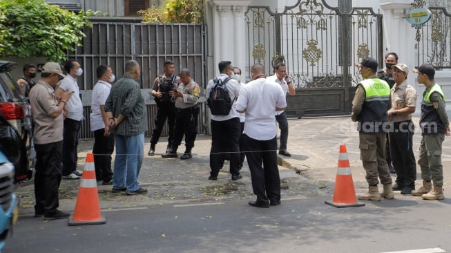 Sejumlah Polisi berada dirumah Ketua KPK Firli Bahuri saat pengeledahaan rumah miliknya di Jalan Kertanegara Nomor 46, Jakarta Selatan, Kamis, (26/10/2023). [Suara.com/Alfian Winanto]