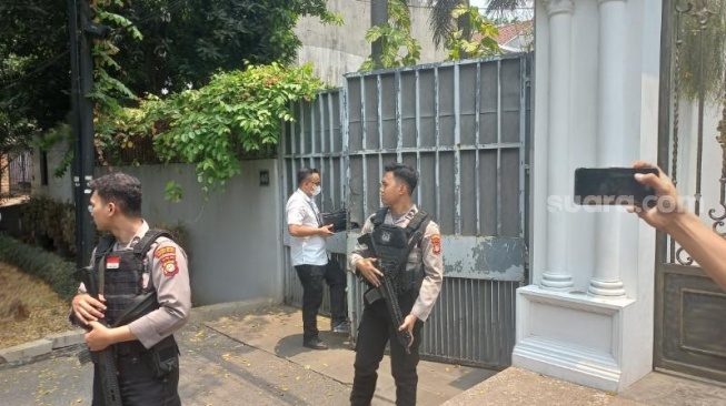 Penyidik Polda Metro Jaya saat menggeledah rumah diduga safe house Ketua KPK Firli Bahuri di dalam Kertanegara, Jakarta Selatan. (Suara.com/Yaumal)