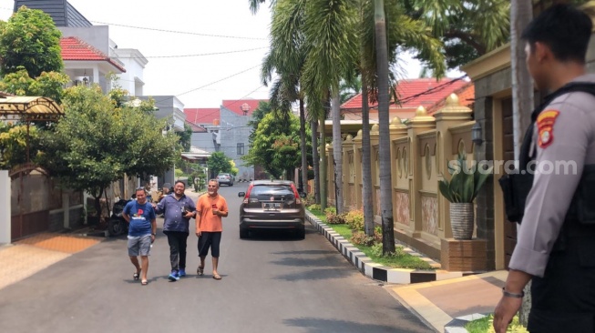 Rumah Firli Bahuri di Bekasi Digeledah Polisi, 4 Tetangga Ikut Diperiksa: Masih Shock, Kebingungan