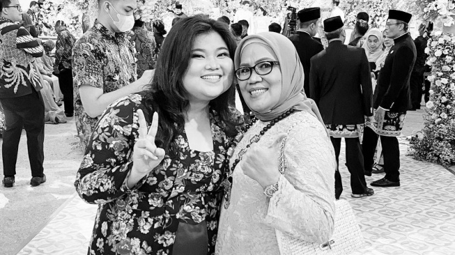 Shena Malsiana bersama ibu. [Instagram]