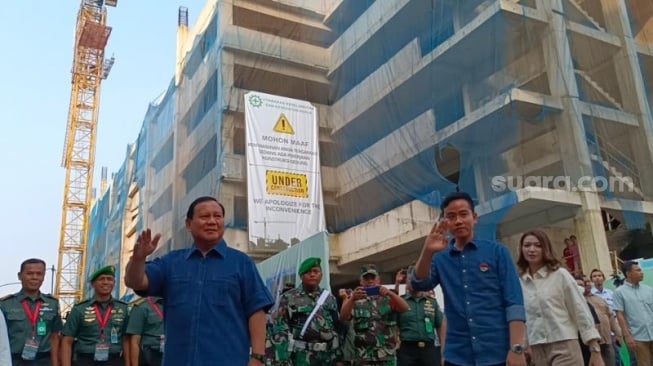 Pasangan calon presiden (capres) dan wakil presiden (cawapres) Prabowo Subianto dan Gibran Rakabuming Raka tiba di Rumah Sakit Pusat Angkatan Darat (RSPAD) Gatot Soebroto, Jakarta Pusat, Kamis (26/10/2023). (Suara.com/Dea)