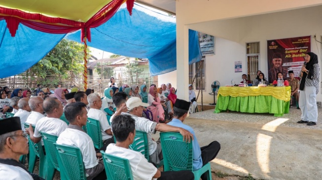 Dilanda Kekeringan Akibat Kemarau Panjang, Warga Desa Belatung Kini Mulai Menerima Bantuan Air Bersih