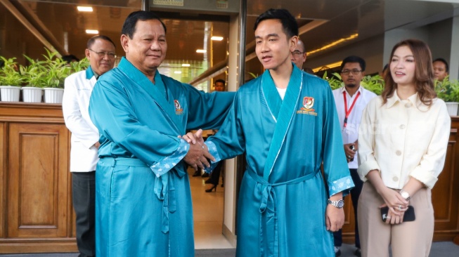 Bakal calon presiden dan wakil presiden Prabowo Subianto (kiri) dan Gibran Rakabuming Raka (kanan) bersiap menjalani pemeriksaan kesehatan di RSPAD Gatot Soebroto, Jakarta, Kamis (26/10/2023). [Suara.com/Alfian Winanto]