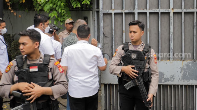 Sejumlah Polisi berada dirumah Ketua KPK Firli Bahuri saat pengeledahaan rumah miliknya di tempat Jalan Kertanegara Nomor 46, Jakarta Selatan, Kamis, (26/10/2023). [Suara.com/Alfian Winanto]