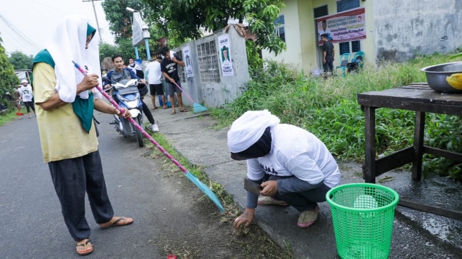 Cegah Banjir, Warga di Medan Gotong Royong Bersihkan Jalan