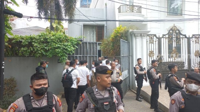 Penyidik Polda Metro Jaya saat menggeledah rumah diduga safe house Ketua KPK Firli Bahuri dalam Kertanegara, Jakarta Selatan. (Suara.com/Yaumal)