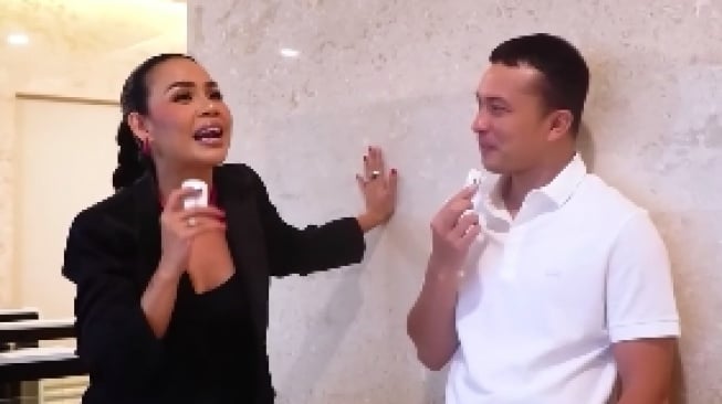 Nicholas Saputra saat diwawancara Nicholas Saputra soal alasan tak pernah muncul di podcast. (Youtube/Melaney Ricardo)