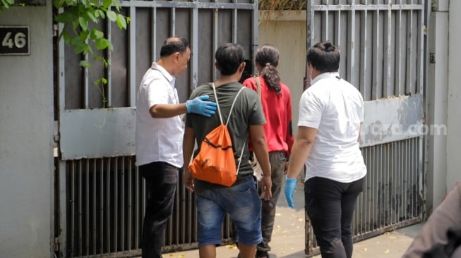 Sejumlah Polisi berada dirumah Ketua KPK Firli Bahuri saat pengeledahaan rumah miliknya di Jalan Kertanegara Nomor 46, Jakarta Selatan, Kamis, (26/10/2023). [Suara.com/Alfian Winanto]