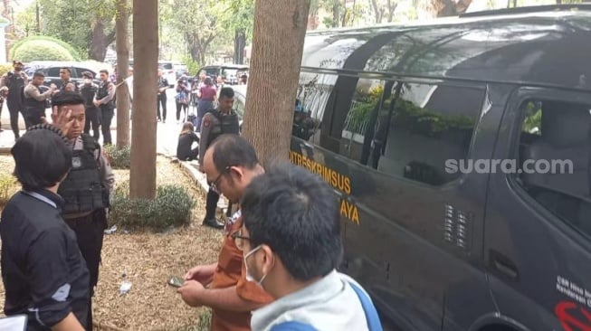 Pegawai KPK dihadirkan saat polisi menggeledah rumah diduga safe house Firli Bahuri di Kertanegara, Jakarta Selatan. (Suara.com/Yaumal)