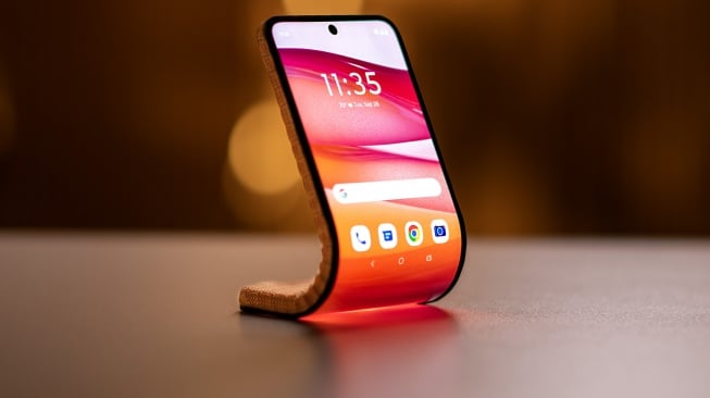 Motorola pamer konsep HP layar lekuk yang disebut Adaptive Display. [Motorola]