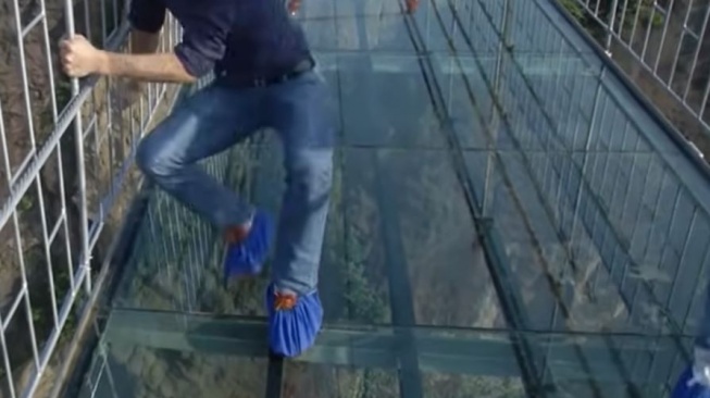 Zhangjiajie Bridge Glass di China. (YouTube/AJ)