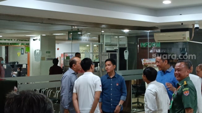 Gibran Rakabuming Raka saat usai menjalani tes kesehatan di RSPAD, Gatot Soebroto, Jakarta.  (Suara.com/Dea)