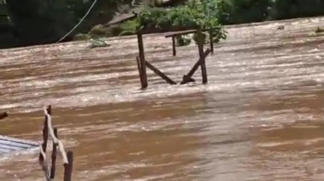 Curah Hujan Tinggi, Aktivitas Warga Batang Lupar Kapuas Hulu Terganggu Akibat Banjir dan Jembatan Gantung Rusak