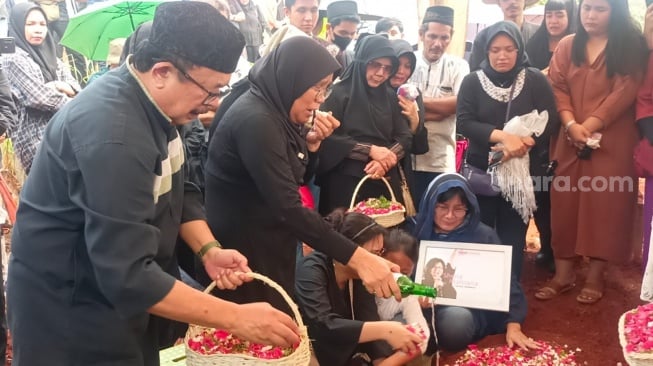 Pemakaman Shena Malsiana di TPU Bojong Nangka, Tangerang pada Kamis (26/10/2023). [Rena Pangesti/Suara.com]