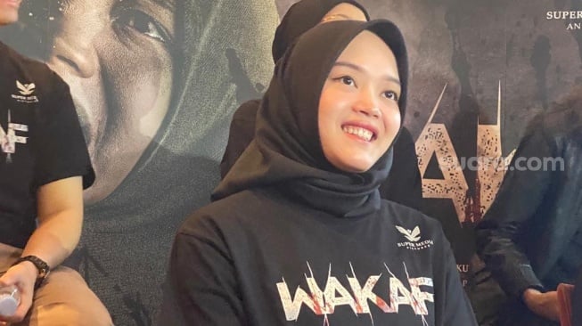 Putri Delina di konferensi pers film "Wakaf" di kawasan Kuningan, Jakarta Selatan, Rabu (25/10/2023). [Suara.com/Tiara Rosana]