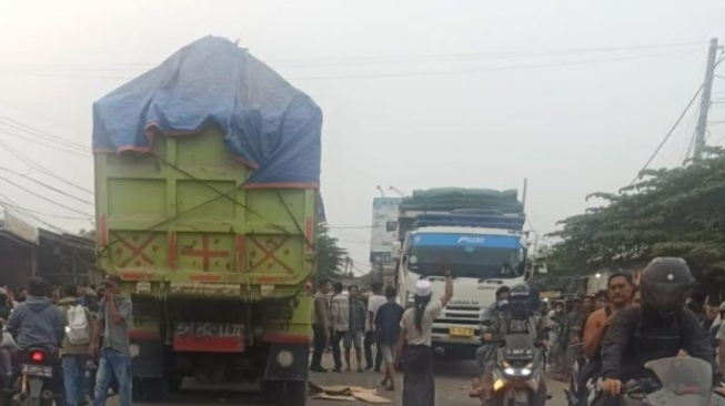 Kecelakaan antara truk dan motor terjadi di Jalan Raya Cikande - Rangkasbitung, Serang. (istimewa)