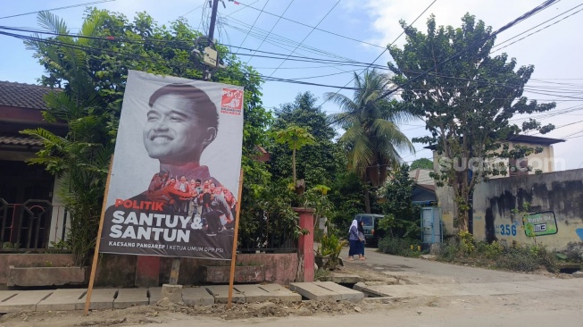 Baliho PSI dengan wajah Kaesang Pangarep di Jalan Santosa Baru, Medan. [Suara.com]