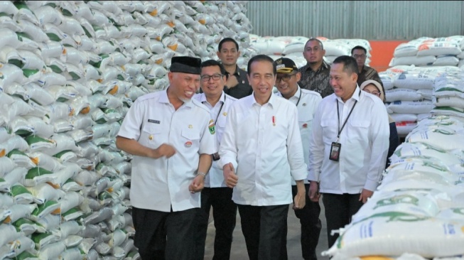 Cek Stok Bulog Sumbar, Jokowi Wanti-wanti Antisipasi Dampak Buruk Kekeringan: Cadangan Beras Harus Ada!