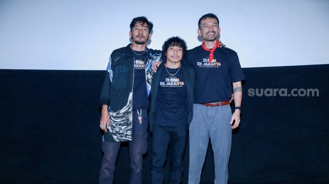 Rio Dewanto bersama aktor lainnya dalam jumpa pers film 13 Bom di Jakarta yang berlagsung di kawasan Senayan, Jakarta Pusat, Kamis (26/10/2023). [Adiyoga Priyambodo/Sara.com]