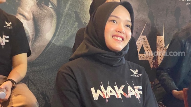 Putri Delina di konferensi pers film Wakaf di kawasan Kuningan, Jakarta Selatan, Rabu (25/10/2023). [Suara.com/Tiara]