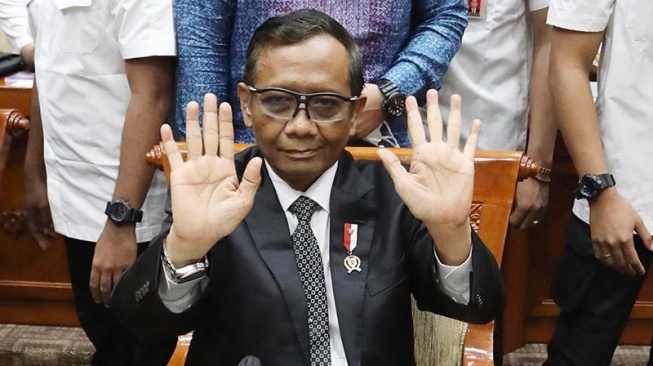 Mahfud MD memakai jam tangan di arahkan ke dalam (Antara)