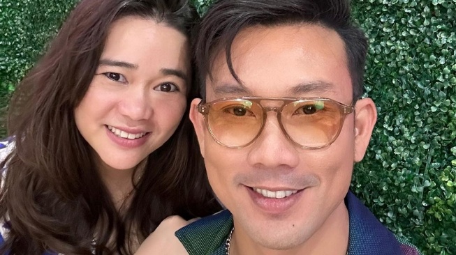Denny Sumargo bersama istri, Olivia Allan. [Instagram]