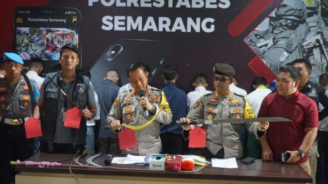 Polrestabes Semarang amankan pelaku tawuran remaja dan kantongi barbuk 9 sajam. (Humas Polrestabes Semarang)