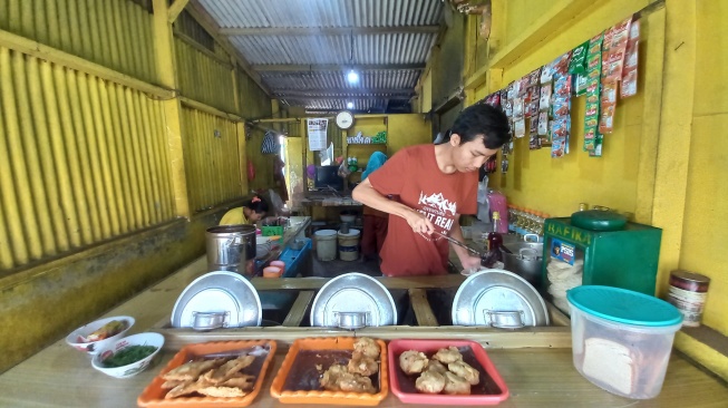 Potret warung burjo di daerah Pasar Ngaliyan masih menyediakan menu bubur kacang hijau. Jumat (27/10) [Suara.com/Ikhsan]