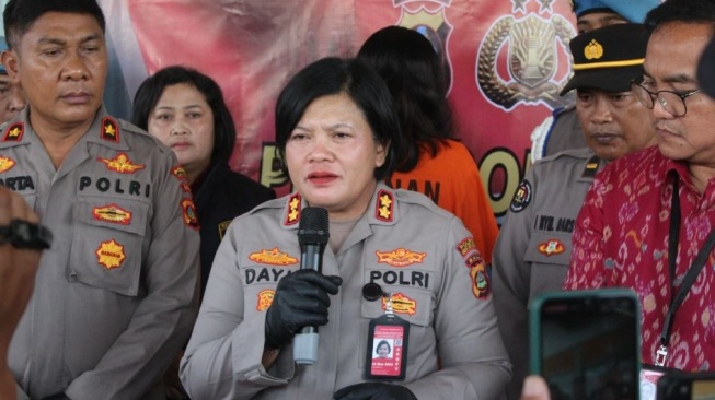 Pelaku pembuang mayat bayi di Bandara Bali akhirnya ditangkap oleh polisi. (Polres Kawasan Bandara I Gusti Ngurah Rai)