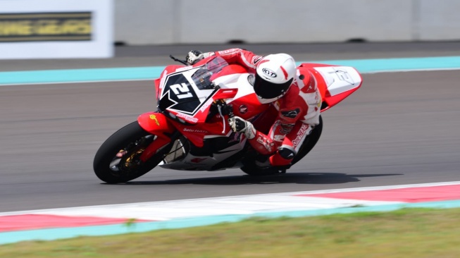 M. Adenanta Putra yang bertarung di kelas Supersport 600 cc mengandalkan Honda CBR600RR [PT AHM].