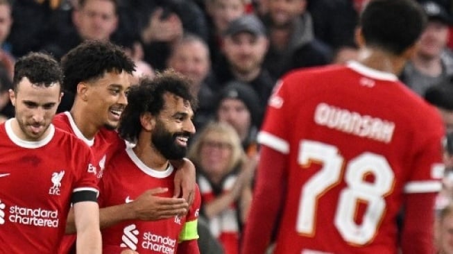 Striker Liverpool #11 Mohamed Salah (tengah) merayakan golnya ke gawang Toulouse pada pertandingan grup E Liga Eropa UEFA di Anfield di Liverpool pada 26 Oktober 2023. Oli SCARFF / AFP