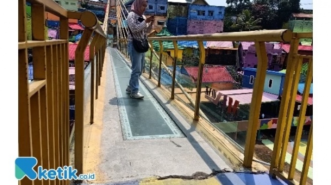 Bagian yang retak di Jembatan Kaca Kampung Warna-Warni Jodipan. [Ketik.co.id]