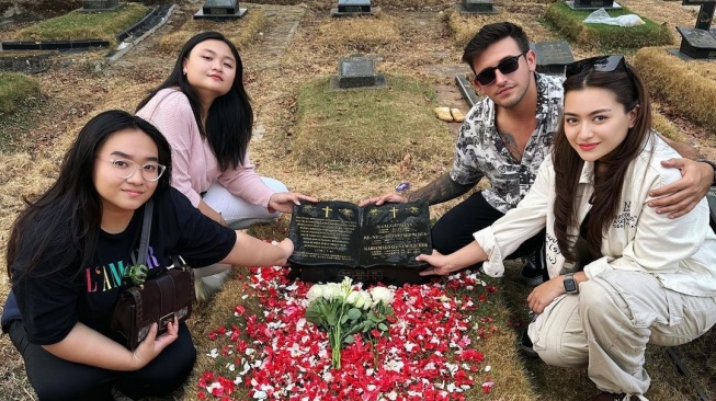 Ajak Ladislao Camara ke Makam Ibu, Nathalie Holscher Kena Sindir Warganet