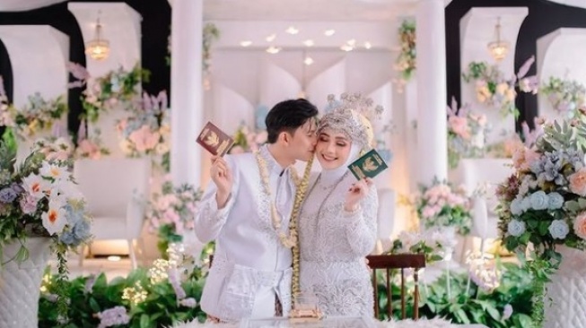 5 Potret Menantu Mastur, Istri Pule yang Cantik dan Anggun Nikah Pakai Siger Sunda