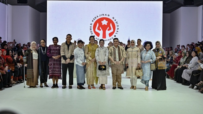 Kahiyang Ayu Hadir di JFW 2024, Outfit Ibu Dekranasda Medan Kece Berbalut Songket dan Ulos!