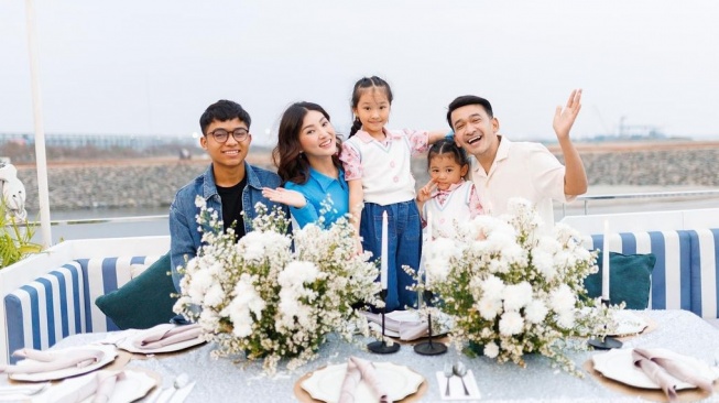 Ruben Onsu dan Sarwendah bersama ketiga anaknya: Betrand Peto. Thalia Putri Onsu, dan Thania Putri Onsu. [Instagram]