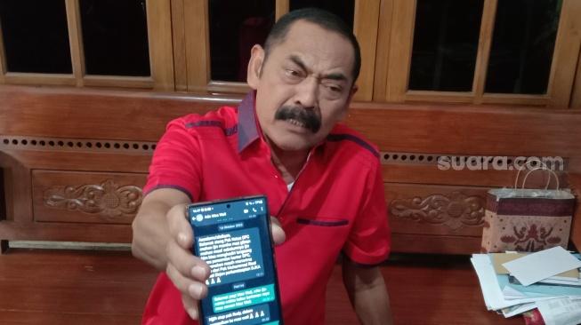 Ketua DPC PDIP Solo FX Hadi Rudyatmo saat memperlihat chat WA ke Wali Kota Solo Gibran Rakabuming Raka untuk minta waktu ketemu langsung. [Suara.com/Ari Welianto]