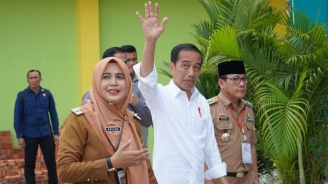 Kunjungi SMKN 3 Metro, Jokowi Dibuatkan Kemeja oleh Siswa