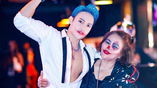 Penampilan Eva Manurung dan Jordan Ali cosplay ala Joker. [Instagram]