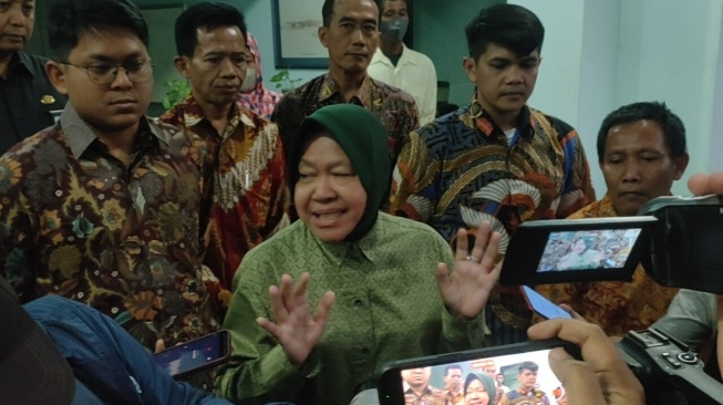 Mensos Risma saat berbicara dengan awak media perihal anak yang jadi korban Rudapaksa Ayah Kandungnya sendiri. [SuaraJatim/Dimas Angga]