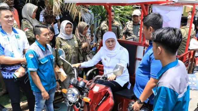 Gubernur Jatim Khofifah Indar Parawansa saat mencoba kendaraan konversi listrik karya siswa SMK di SMKN 6 Surabaya, Kamis (26/10/2023) [ANTARA/HO-Biro ad].