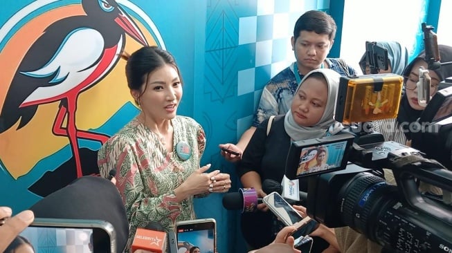 Sarwendah di komplek Gelora Bung Karno (GBK), Senayan, Jakarta, Jumat (27/10/2023). [Suara.com/Adiyoga Priyambodo]