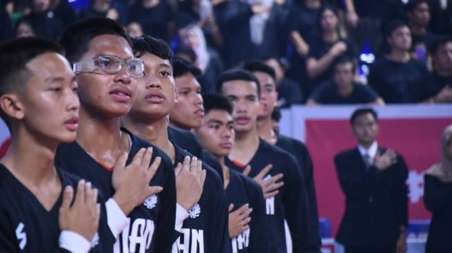 Para pemain basket dalam laga Honda DBL menyanyikan lagu kebangsaan kita "Indonesia Raya" [Wahana].