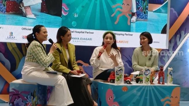 Nagita Slavina dalam sebuah acara talkshow di kawasan Gandaria, Kebayoran Baru, Jakarta Selatan, Jumat (27/10/2023). [Adiyoga Priyambodo/Suara.com]