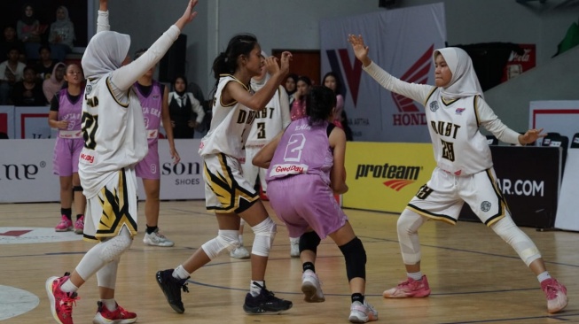 Tim putri Eka Sapta berhasil membawa pulang piala partai final tahun ini, menang atas   SMAN 21 dengan skor 59–42 [Wahana].