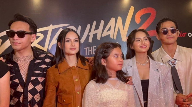 Para bintang series Pertaruhan 2: Jefri Nichol, Clara Bernadeth, Graciella Abigail, Angie Marcheria, dan Bio One. [Rena Pangesti/Suara.com]