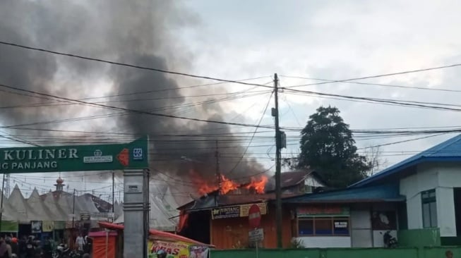 Breaking News: Pasar Kuliner Padang Panjang Terbakar