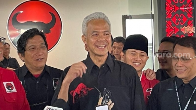 Bakal calon presiden (capres) Ganjar Pranowo mendapat kejutan di hari ulang tahunnya dari jajaran PDI Perjuangan (PDIP) dan delegasi Council of Asian Liberal and Democrats (CALD Party) di Sekolah Partai, Lenteng Agung, Sabtu (28/10/2023). (Suara.com/Bagaskara)